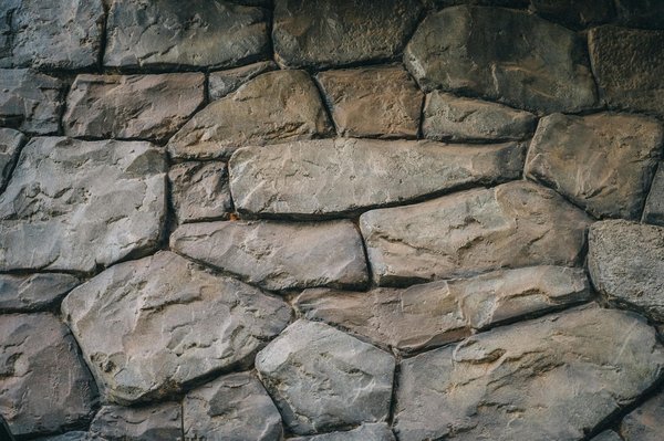 Enrochement et soutènement : solutions pour un extérieur durable